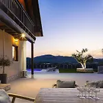 Villa In Estate With Heated Pool 2' From Golden Galatás