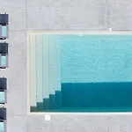In Estate With Heated Pool 2' From Golden Villa