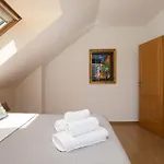 In Estate With Heated Pool 2' From Golden Willa *