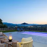 In Estate With Heated Pool 2' From Golden Villa Galatas (Chania)