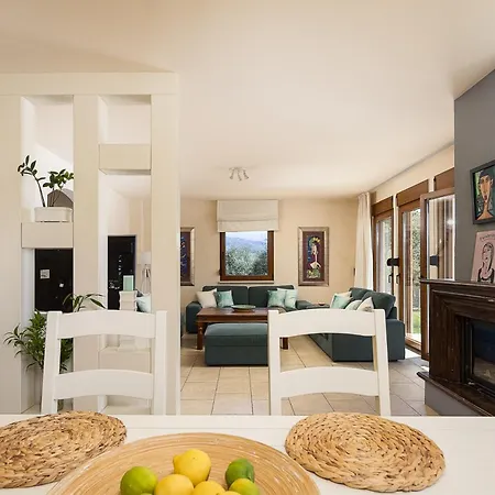 Villa In Estate With Heated Pool 2' From Golden Galatas (Chania)