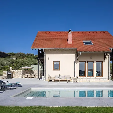 In Estate With Heated Pool 2' From Golden Villa *