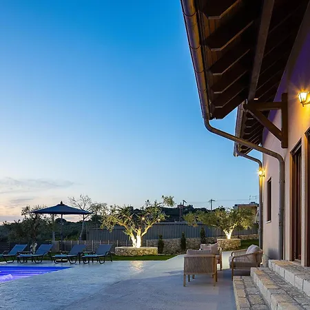 In Estate With Heated Pool 2' From Golden Galatás
