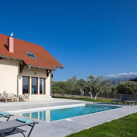 In Estate With Heated Pool 2' From Golden * Galatas (Chania)