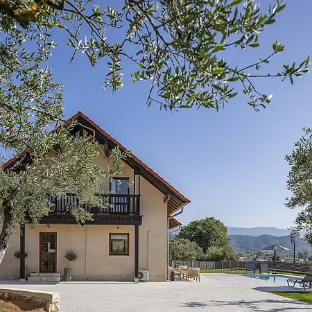 In Estate With Heated Pool 2' From Golden *
