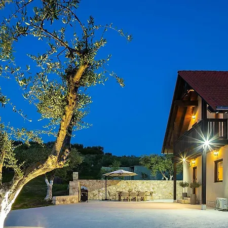 In Estate With Heated Pool 2' From Golden Galatás